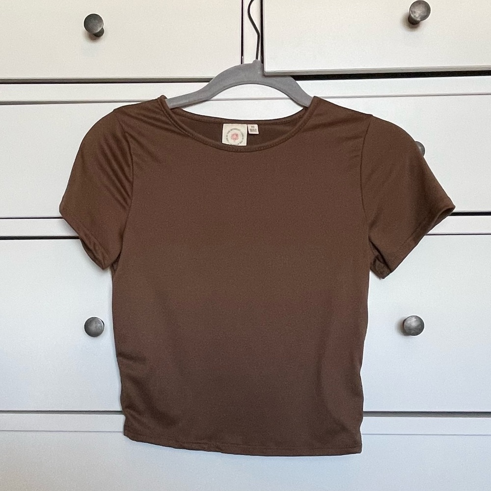 XS, brown T-shirt